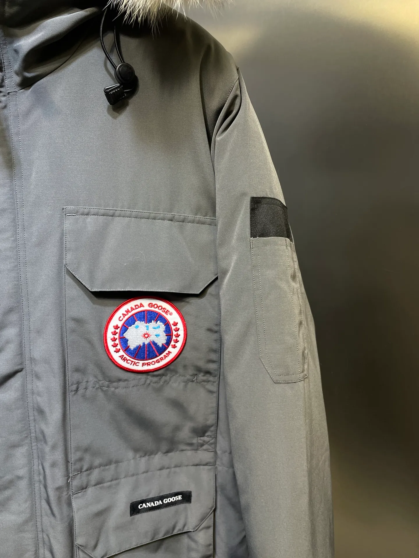 P910 special version 🌟 🇨🇦CANADA GOOES 24 new models 08 models/couple models Factory direct supply: supplying global purchasing agents, micro-entities, Tmall, high-end stalls and studio cooperation, free shipping! Canada Goose Expedition Parka 2008 is the same style for men and women. It is mid-length and the most timeless classic. All Arctic and Antarctic scientific expedition teams choose Canada Goose as their cold-proof equipment. It is the Rolls-Royce of down jackets. ➖ Industry-leading anti-counterfeiting chip sensing. ➖ Imported Behringer embroidery machines and customized embroidery labels, the highest level and industry leading. ➖ Imported Korean 21-count polyester-cotton blended original fabric, TC85 waterproof coated fabric, water-repellent, windproof and wear-resistant. ➖ The new national standard 80 white duck down is filled with an average of 520 grams of down. The amount of down filled is industry-leading. ➖ 100% nylon lining with double double-layer sealing design to prevent velvet running, and seamless thread design on the cuffs! ➖ Western Canadian Green Wolf Collar. ➖ Yoshida YKK provides original factory-customized electroplated sliders. YKK two-way lockable zippers are tight and smooth and do not peel off paint. �� 3M composite Velcro is durable and the accessories and hardware are all custom-made. Note: Our copywriting is only simple and clear. Instead of bragging about the copywriting, it is better to compare and understand with samples. Only for the purest goose, the most dedicated, the most professional, the highest quality, the highest cost performance!  Size:XS-XXL
